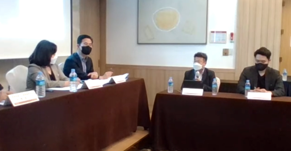 코로나19 자가검사키트의 바람직한 허가 및 유통방안 공청회 지정토론(왼쪽부터 건강소비자연대 정은주 부총재(좌장), 한국보건산업진흥원 의료기기산업종합지원센터 백승수 센터장, 식약처 의료기기정책과 이승용 사무관, 대한약사회 김병주 약국위원)