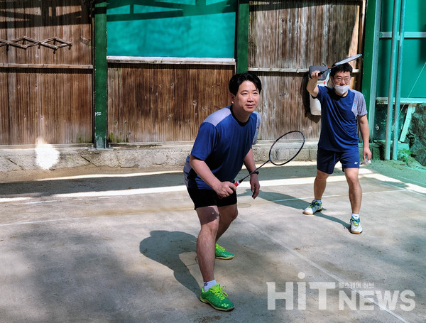 서브 받을 준비동장을 하는 이상희, 강형식 복식조.