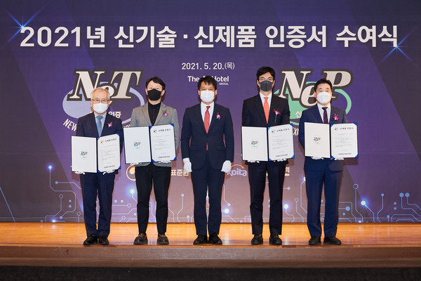 NEP인증 획득기업 대표와 이상훈 산업통상자원부 국가기술표준원장(가운데)이 기념촬영을 하고 있다. (우측에서 두번째가 엑셀세라퓨틱스 조유록 이사)