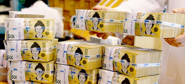 코로나19로 영업활동에 어려움을 겪고 있는 상황에서 일부 제약사들은 엎친데 덮친격으로 유동성 위기에 직면한 것으로 지적된다.