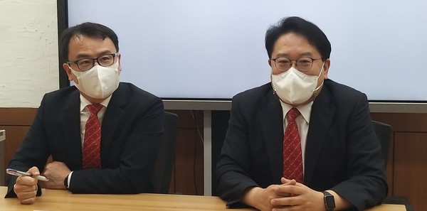 김현익 (왼쪽) , 김성일 휴베이스 공동대표