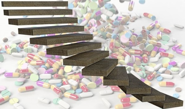 지난해 7월부터 시행된 계단식 약가제도의 영향으로 제약사들의 허가가 급감하고 있다.