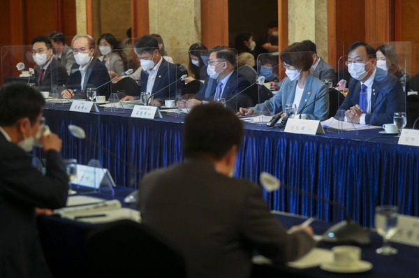 정부는 25일 코로나19 치료제‧백신 개발 범정부지원위원회 제10차 회의를 열어 그동안의 추진 상황을 점검하고 △ 2021년 하반기 코로나19 백신 개발 지원방안 △ 국내 mRNA백신 기술 현황 및 지원 방안, △ 신변종 감염병 대응 연구과제 지원계획 등에 대해 논의했다.