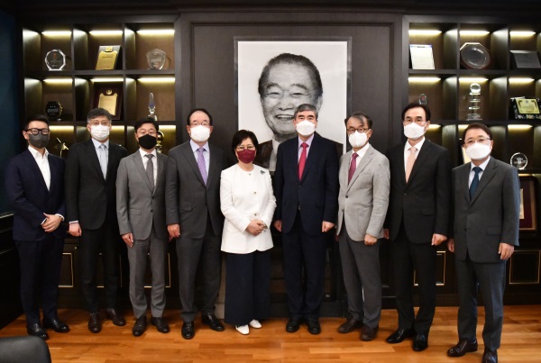 임성기재단 설립 주요 발기인 및 이사회 임원. 왼쪽부터 임종훈 한미헬스케어 대표, 조정민 법무법인 태평양 변호사, 오종진 삼일회계법인 전무, 이희성 법무법인 화우 고문(전 식약청장), 송영숙 한미약품그룹 회장, 이관순 한미약품 부회장, 방영주 방앤옥컨설팅 대표(전 서울의대 교수), 김창수 중앙대학교 경영학부 교수(전 중앙대학교 총장), 천성관 김앤장 변호사(전 서울중앙지검장).