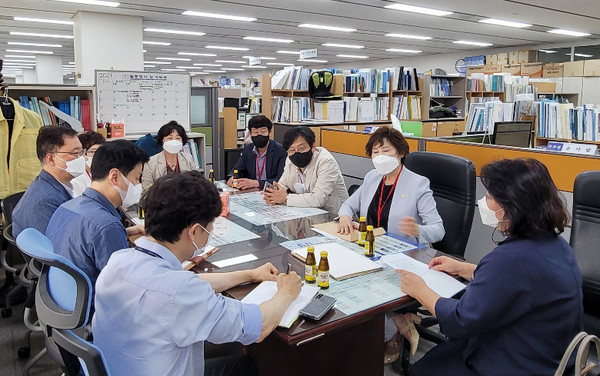 서울시약사회 등 방문단은 복지부 약무정책과를 찾아 유감을 표시하고 입장문도 전달했다.