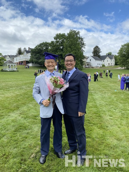 장남 고등학교 졸업식에서 참석한 아버지와 함께. 