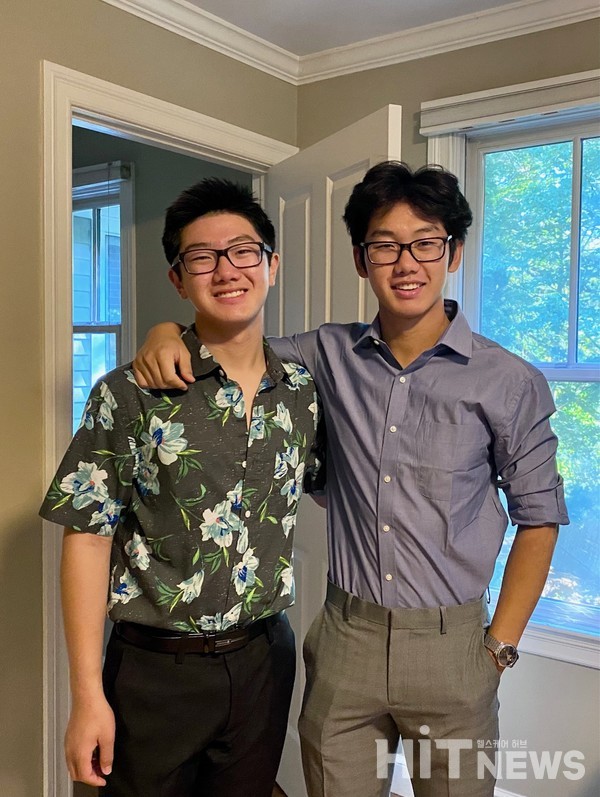 미국 유학생 시절 낳은 두 아들(왼쪽이 존 그리고 제임스)은 청년이 되었다.