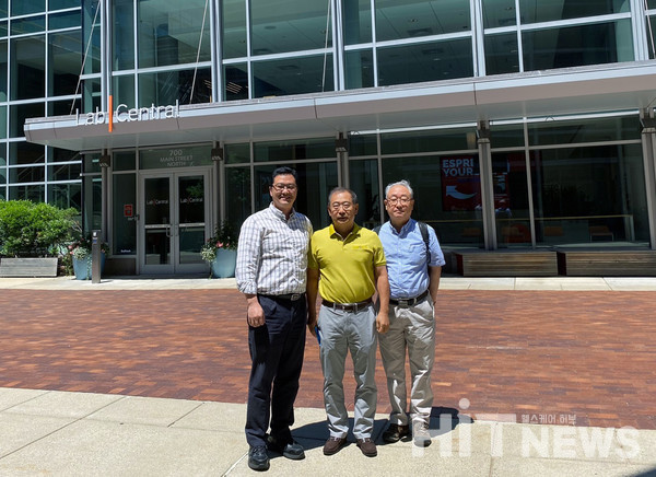 공동 창업자인 이희규 박사(가운데), 권익찬 박사(오른쪽)와 함께 K2B Therapeutics가 입주한 랩센트럴에서.
