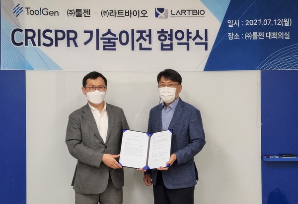 툴젠 김영호 대표이사(오른쪽)와 라트바이오 장구 대표이사가 기술이전 계약을 체결하고 기념사진을 촬영하고 있다. 사진제공=툴젠