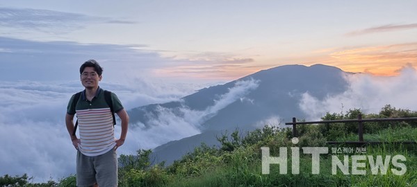 구름 위로 올랐다. 노고단 정상을 향해 가는 길. 조한준 컷.