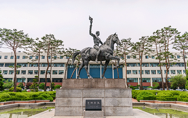 아주대학교 심벌 '선구자상'(출처, 아주대학교 홈페이지)