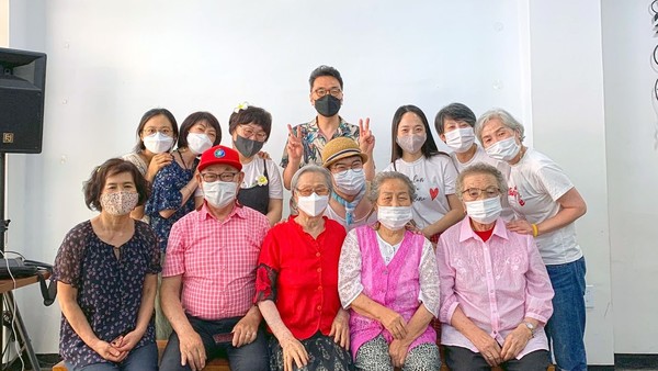 성미산마을 주민과 함께하는 이한철 총감독. 