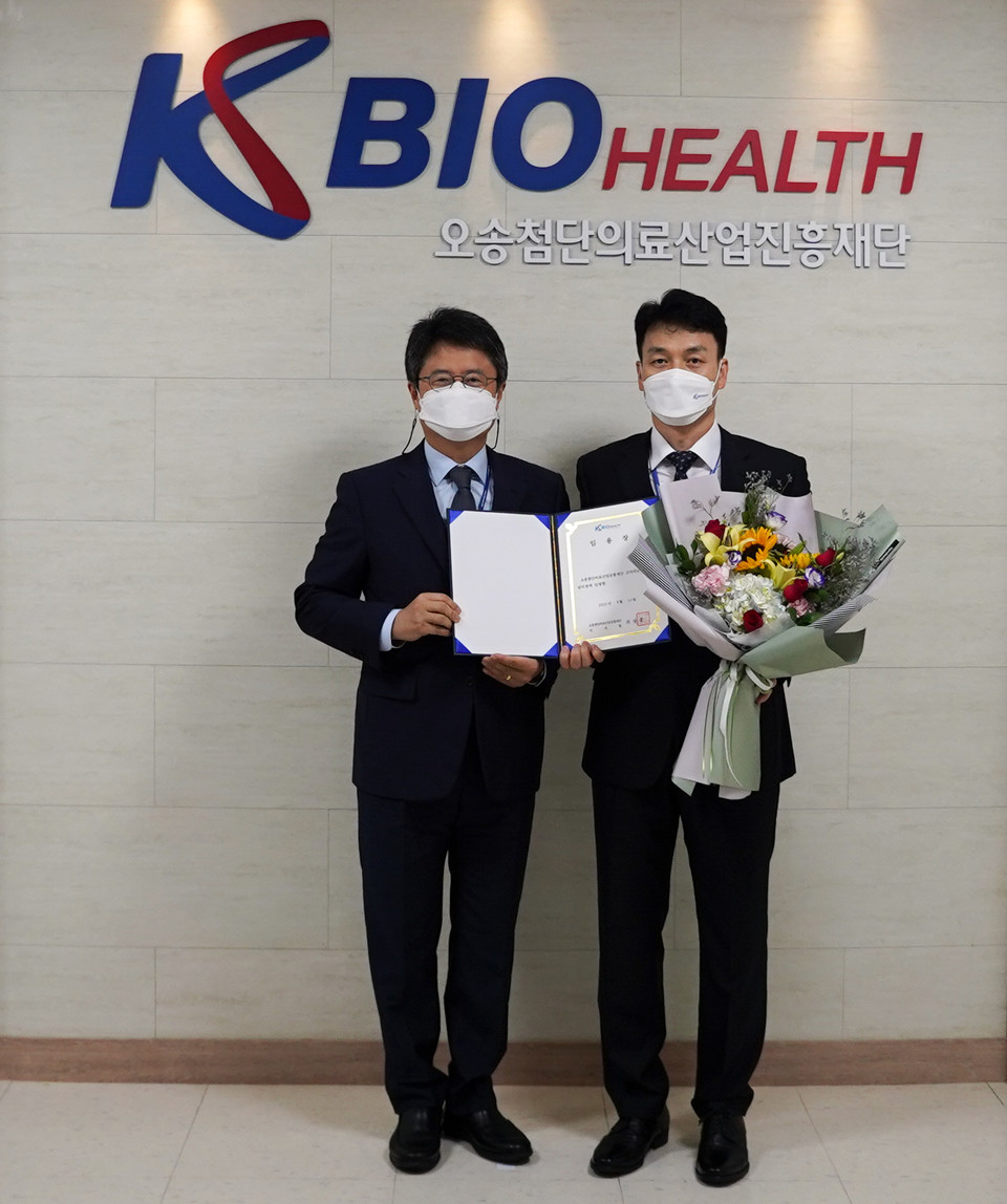 이제욱 신임 신약개발지원센터장(사진 우)