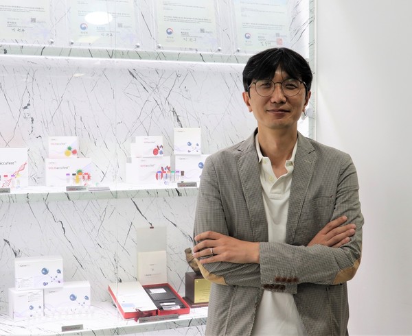 홍창범 본부장과 엔젠바이오의 진단시약. 엔젠바이오는 △유방암&난소암 시약 'BRCAaccuTest® PLUS' △혈액암 시약 'HEMEaccuTest' HEMEaccuTest △고형암 시약 'SOLIDaccuTest' △희귀유전질환 시약 'HEREDaccuTest' △조직적합항원시약 'HLAaccuTest' 등을 보유하고 있다.