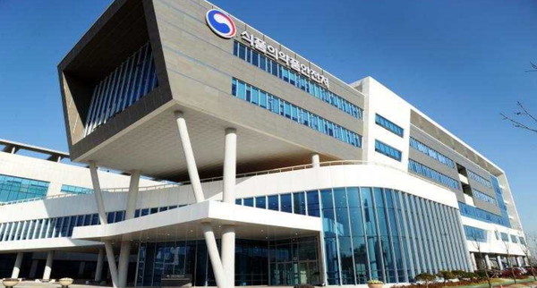 의약품 등 의료제품 인허가 과정의 투명성과 예측 가능성을 높이기 위해 식약처가 도입한 '공식소통채널'이 오히려 퇴직 공무원들의 활동공간을 넓혀주는 제도로 악용되고 있다는 지적이다.