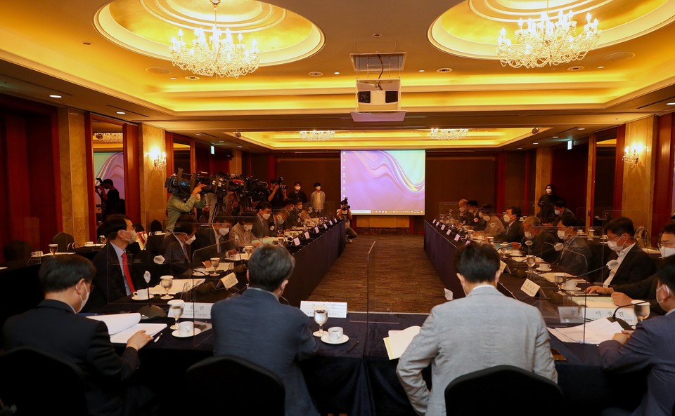 정부는 30일 코로나19 치료제‧백신 개발 범정부지원위원회(이하 ‘범정부지원위원회’) 제11차 회의를 열었다.