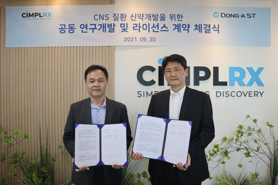 조성진 심플렉스 대표이사(좌측), 양승민 동아ST 신약연구소 소장(우측)