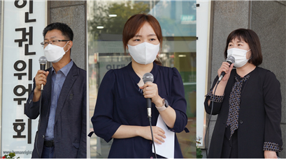 이날 기자회견에는 말기 백혈병·림프종 치료제 킴리아 치료 기회를 놓친 (고)차은찬 어머니 이보연 씨를 비롯해 킴리아 치료를 준비중인 환자와 환자 보호자가 자리했다.