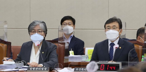 질병관리청 정은경 청장(왼쪽), 보건복지부 권덕철 장관