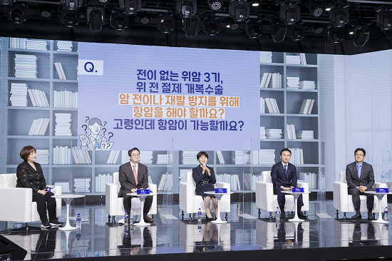 사진 설명: (왼쪽부터) 이금희 아나운서, 이세훈 삼성서울병원 혈액종양내과 교수, 이경은 이대목동병원 혈액종양내과 교수, 유창훈 서울아산병원 종양내과 교수, 이상철 순천향대 천안병원 종양혈액내과 교수