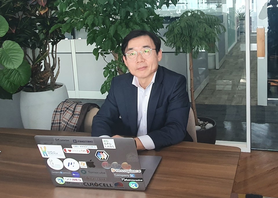 국내 과학(science)의 미래는 밝다고 말하는 이강수 컴퍼니케이 대표를 만나 20여년간 투자 경험을 통해 축적한 통찰력 깊은 답변을 들을 수 있었다.