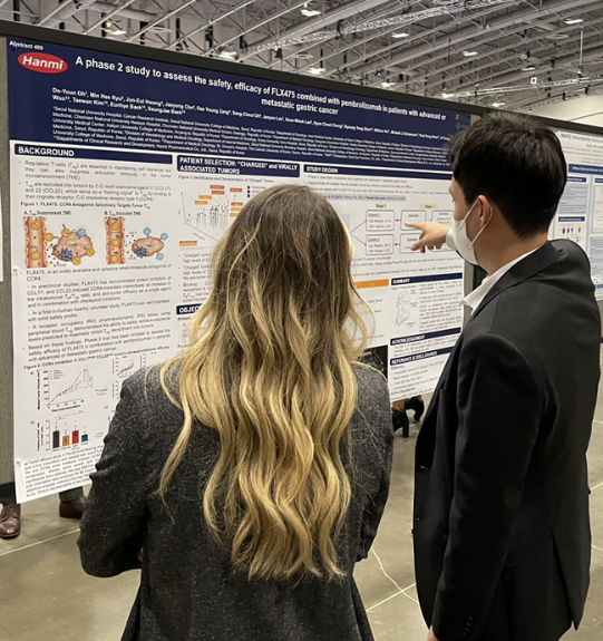한미약품 임상팀 관계자(우측)가 워싱턴에서 열린 면역항암학회(SITC)에서 FLX475 임상 결과를 설명하고 있다. 