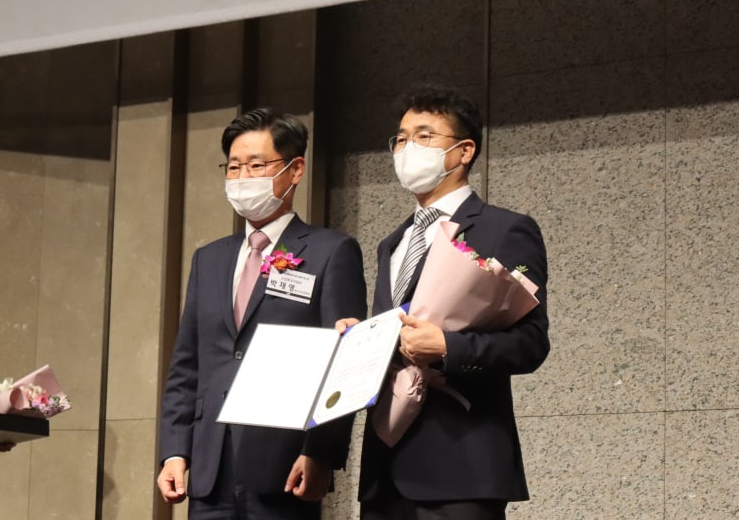 산업통상자원부 박재영 제조산업정책관(좌)과 제이브이엠 이동환 전무(우)가 시상식 후 기념촬영을 하고 있다.