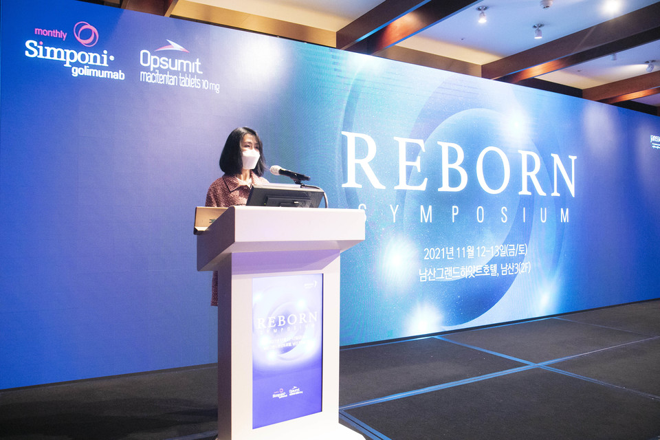 심포지엄 인사말하는 얀센 황채리챈 대표.