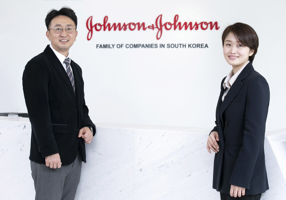 한국 얀센 노응진 상무(왼쪽)와 유현주 PM