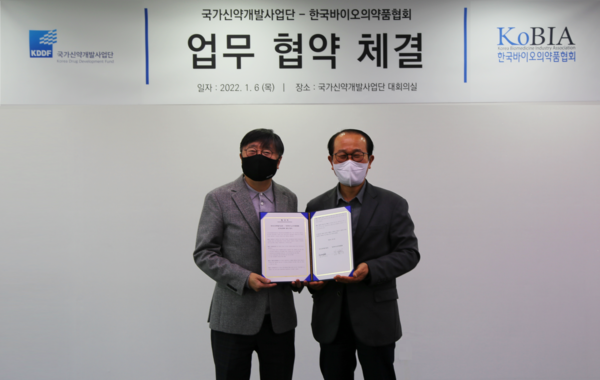 (왼쪽부터) 국가신약개발사업단 묵현산 단장, 한국바이오의약품협회 이정석 회장.