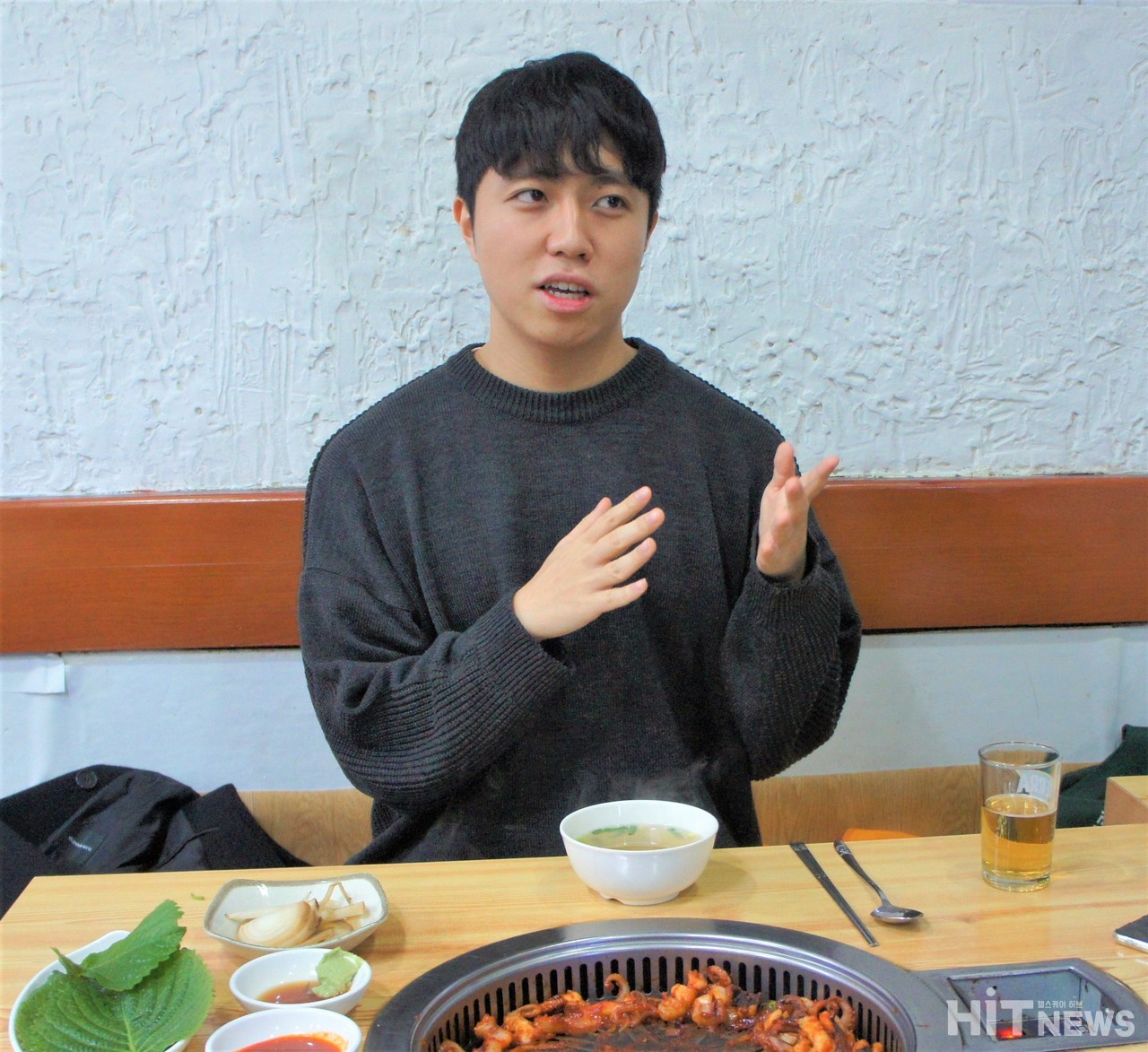 그는 사교적인 이야기 꾼이었다.