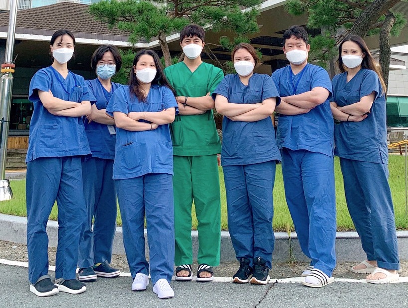 코로나 생활치료센터 파견 당시 찍은 단체사진. 녹색 옷이 그이다. (사진제공 : 조동우 공중보건의)