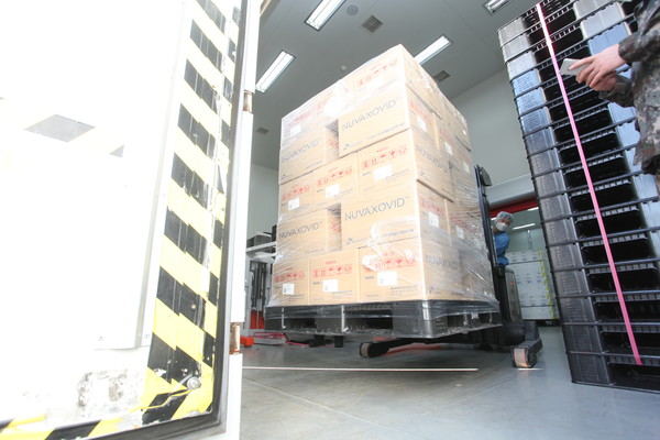 안동L하우스에서 국내 최초 합성항원 백신 '뉴백소비드'가 첫 출하되고 있다.