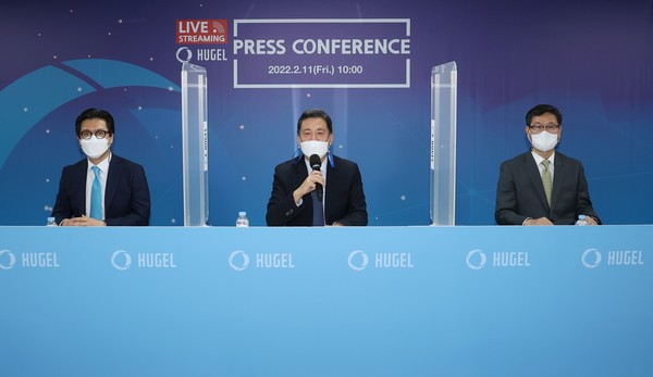 (왼쪽부터) 의학본부 문형진 부사장, 손지훈 대표집행임원, 영업마케팅본부 한선호 부사장이 온라인 기자간담회에 참석했다.