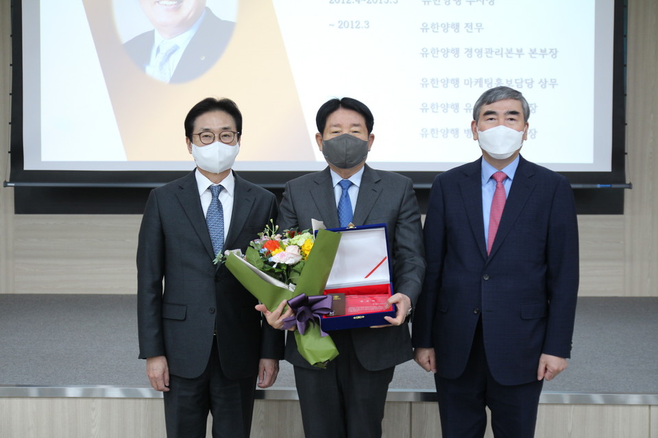 (사진 왼쪽부터) 원희목 한국제약바이오협회장, 이정희 제13대 이사장, 이관순 전 이사장