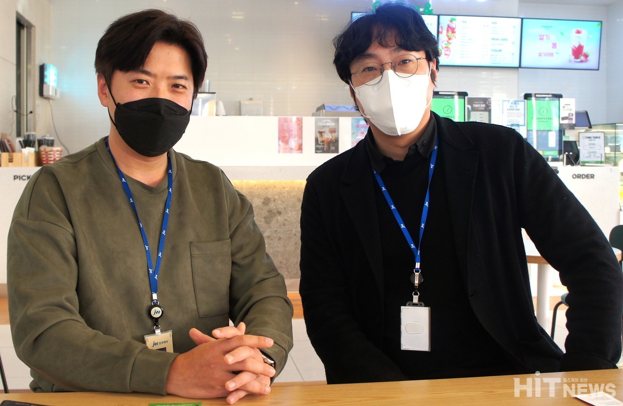 (사진 왼쪽부터) JW홀딩스 김우성 콘텐츠팀장과 유정재 홍보팀장
