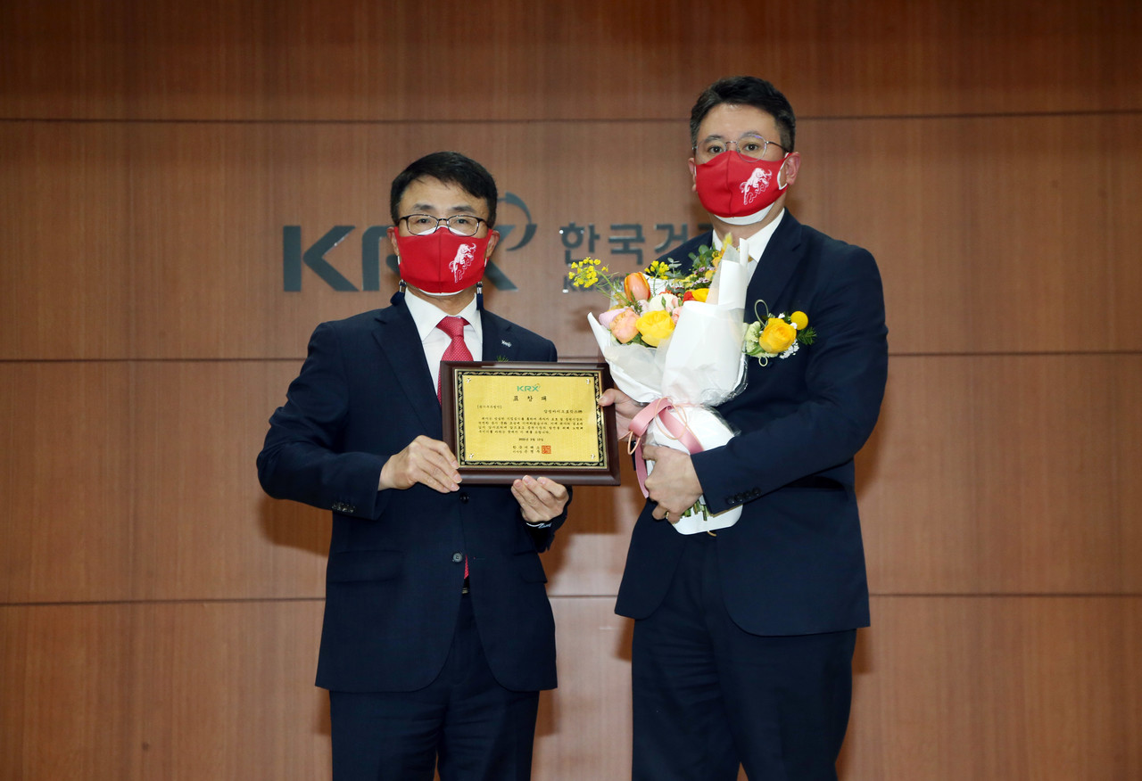 (Imagem à direita) O diretor administrativo da Samsung Biologics, Do-young Huh, recebe uma placa de agradecimento por 