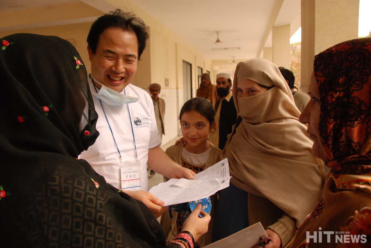 임동권 원장(사진 왼쪽 2번째)이 해외에서 의료 봉사를 하고 있다. (사진 : 보령제약)