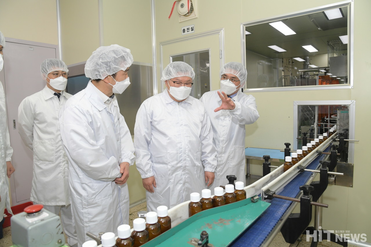 식품의약품안전처 김진석 차장(사진 오른쪽 두번째)이 삼일제약 안산 공장을 방문해 생산 현황에 대해 듣고 있다 (사진 : 식약처)