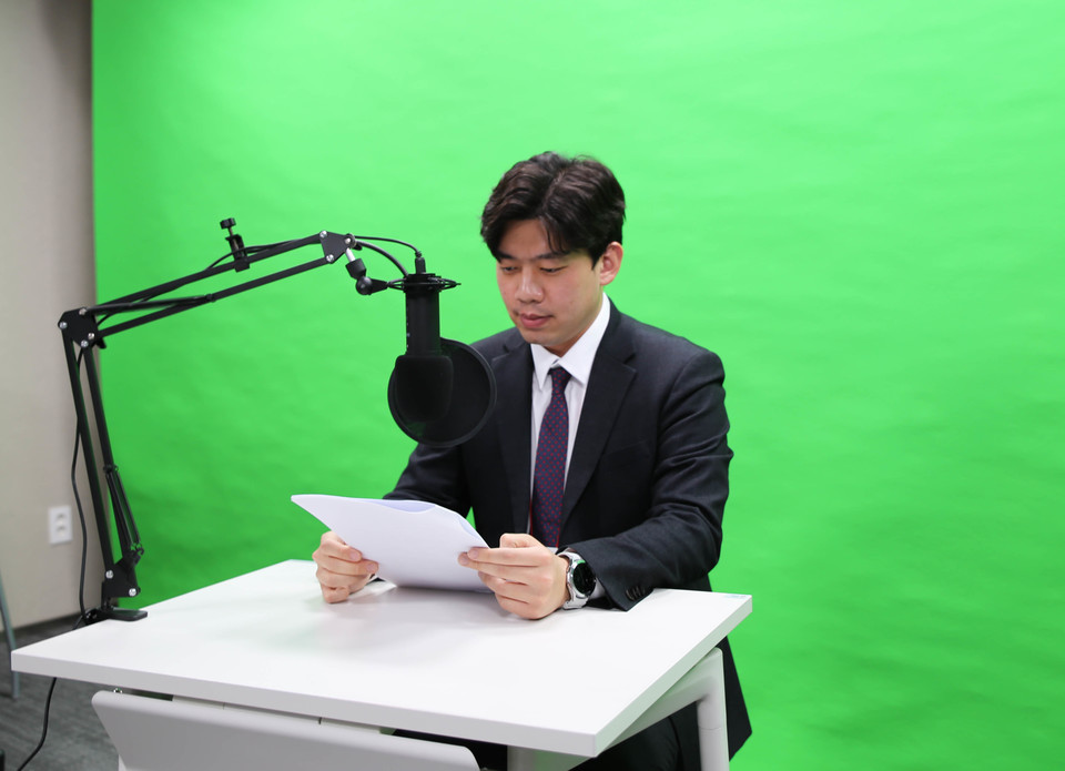 바카라 나락 최원호 매니저가 '보령 수어 오디오북'을 녹화하고 있다. (사진 제공 : 보령)