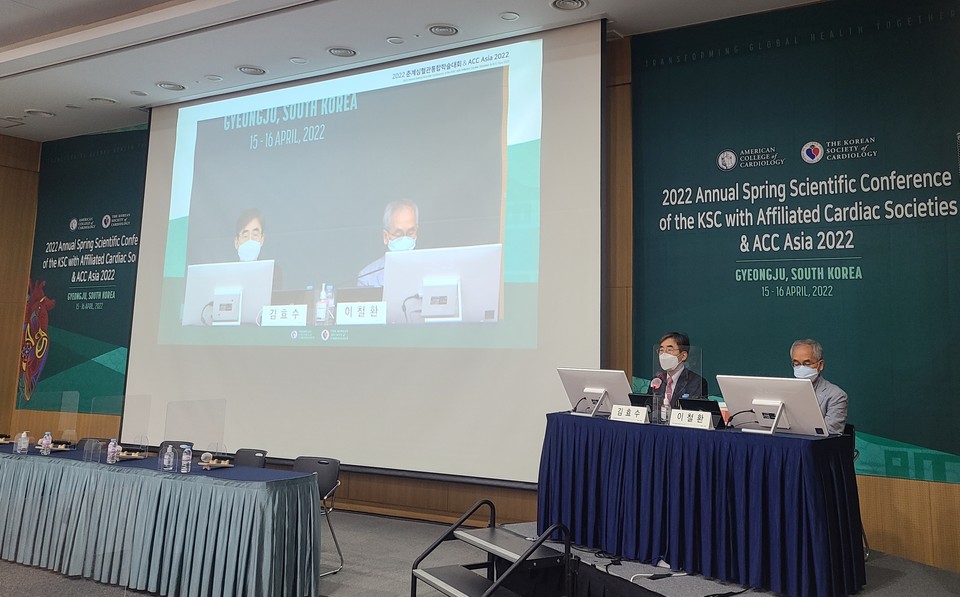 2022 춘계 심혈관통합학술대회 산학세션에서 김효수 교수(왼쪽)와 이철환 교수가 발표하고 있다. (사진 제공 : 한미약품)