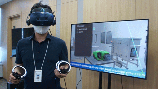 백봉길 오송첨단의료산업진흥재단 연구원이 배양(본배양) 직업체험교육 과정을 시연하고 있다. 