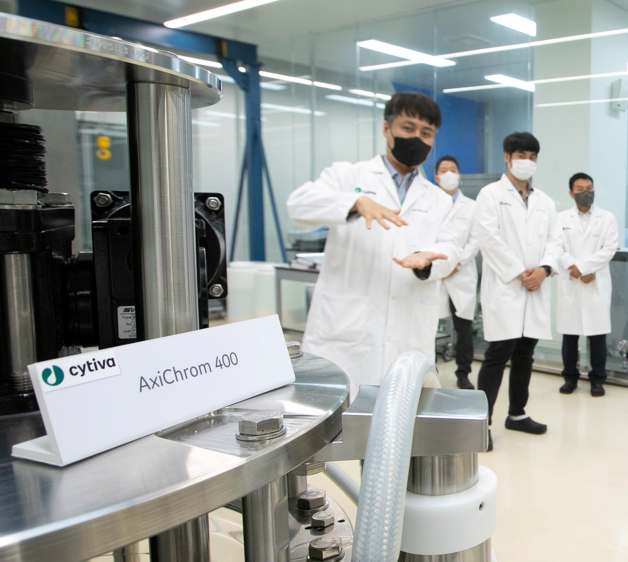 싸이티바 APAC 패스트 트랙 센터 연구원이 바이오공정 컬럼 크로마토그래피에 대해 설명하고 있다.