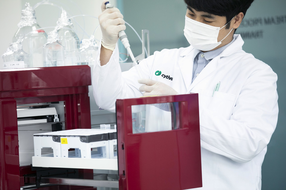 패스트 트랙 센터 연구원이 크로마토그래피 정제 시스템을 이용해 단백질 분리 정제 실험을 진행 중이다.