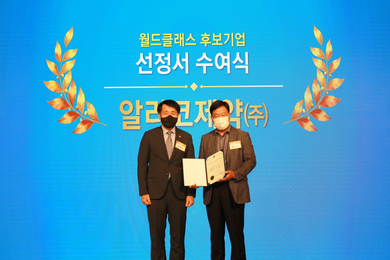 (사진 왼쪽부터) 장영진 산업통상자원부 제1차관, 이항구 알리코제약 대표