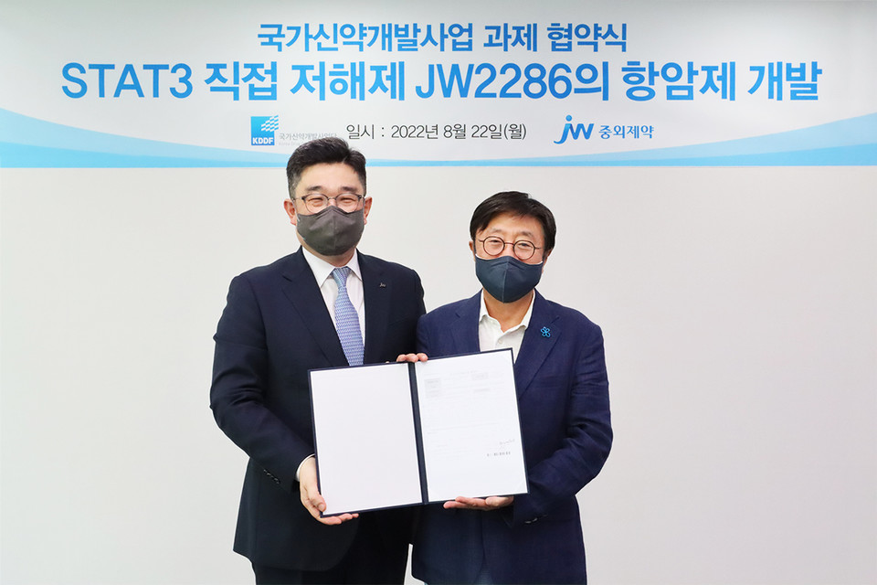 (사진 왼쪽부터) 박찬희 JW그룹 CTO(왼쪽), 묵현상 국가신약개발사업단 단장