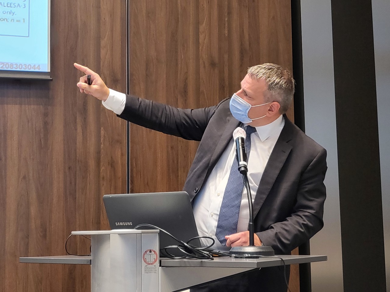 두 임상을 비교해 발표하는 데얀 유릭 교수