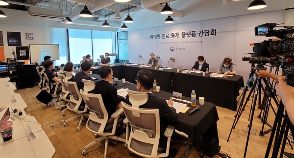 또한 이날 신현영 의원은 "법적 조치를 취하지 않은 것도 모자라 해당 업체에 직접 방문해 비대면 진료 플랫폼 간담회를 개최했다"며 복지부 장관에게 문제제기를 하기도 했다.