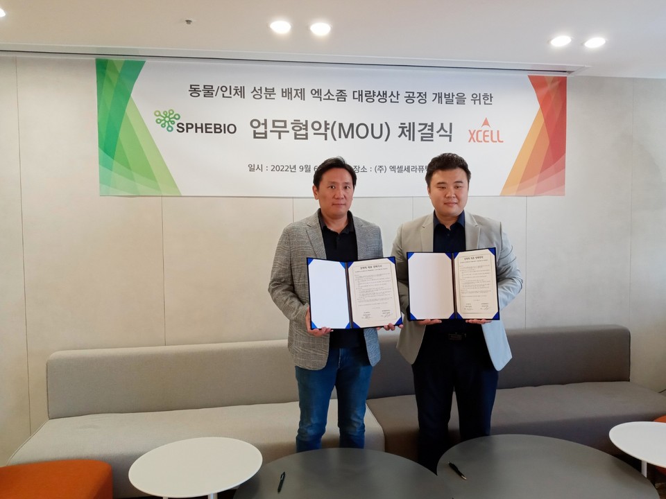 (사진 왼쪽부터) 이의일 엑셀세라퓨틱스 대표와 안근선 스페바이오 대표가 전략적 파트너십 계약을 체결했다.