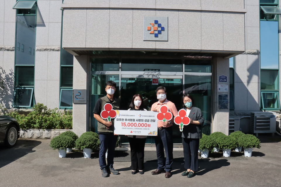 한국유나이티드제약과 한국바이오켐제약은 지난 7일 세종시 지역사회에 1500만원 성금과 물품을 전달했다. (사진 제공 : 한국유나이티드제약)